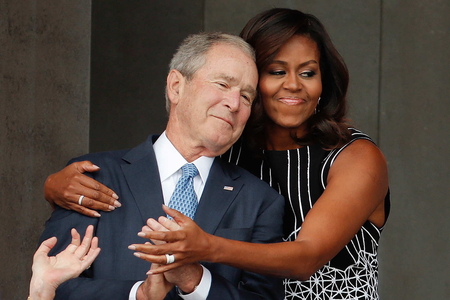 La historia detrás de la imagen de Michelle Obama abrazando cariñosamente a Bush