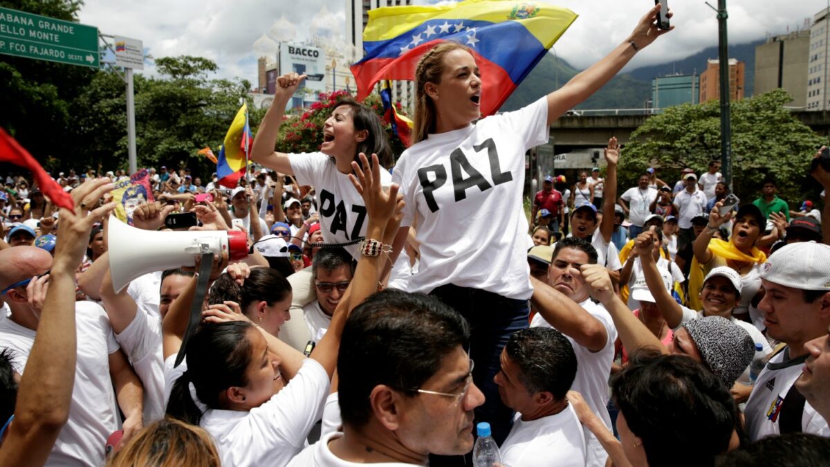 La oposición venezolana denuncia a Maduro por crímenes de lesa humanidad