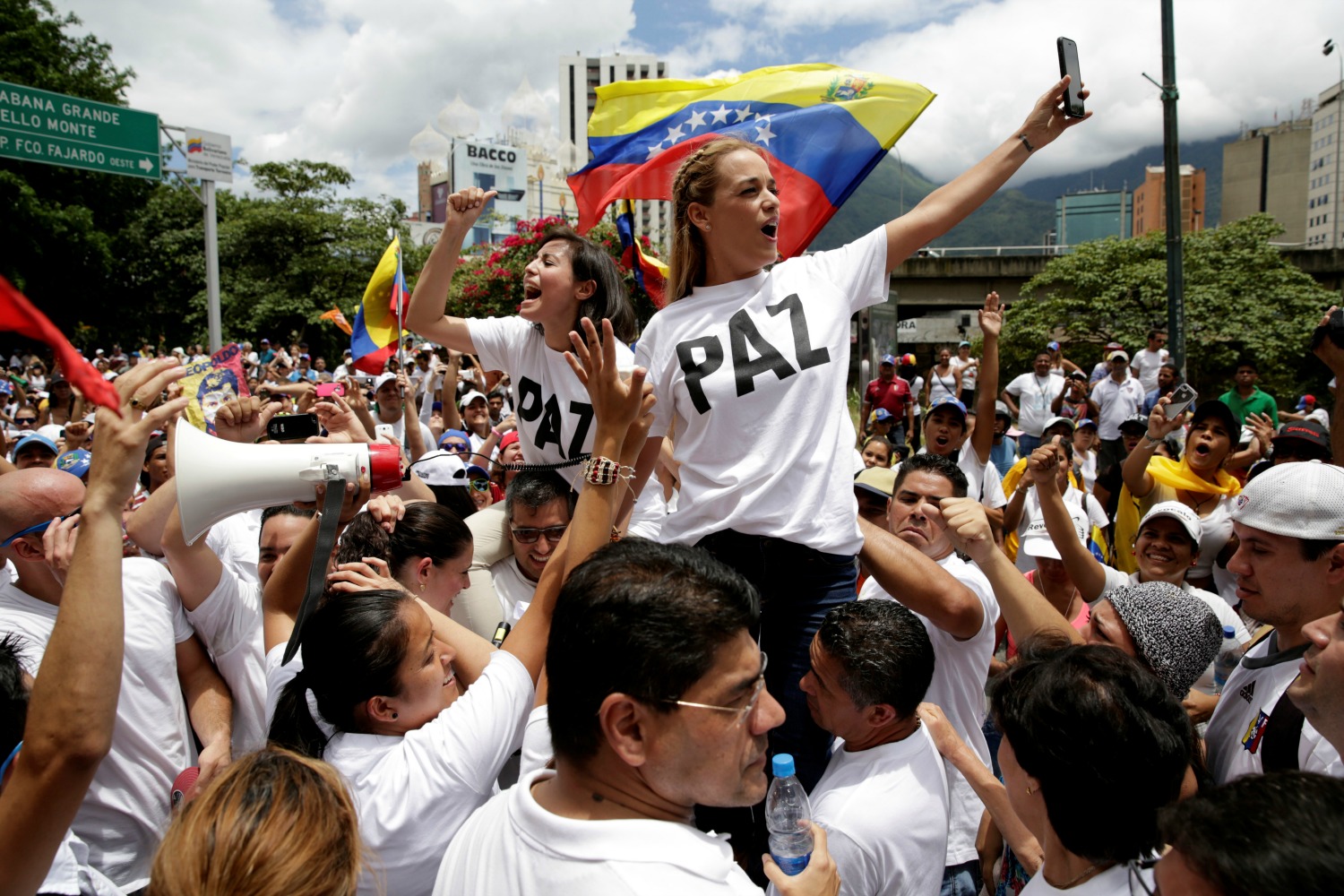 La oposición venezolana denuncia a Maduro por crímenes de lesa humanidad