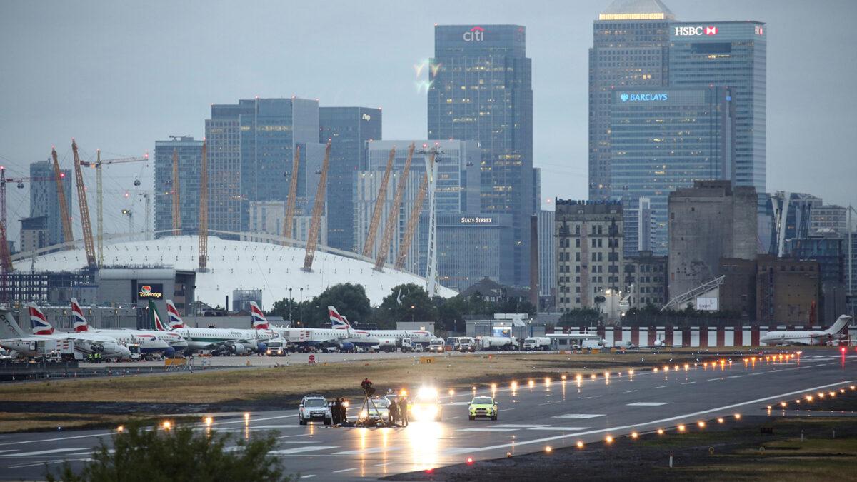 Activistas de Black Lives Matter paralizan el London City Airport