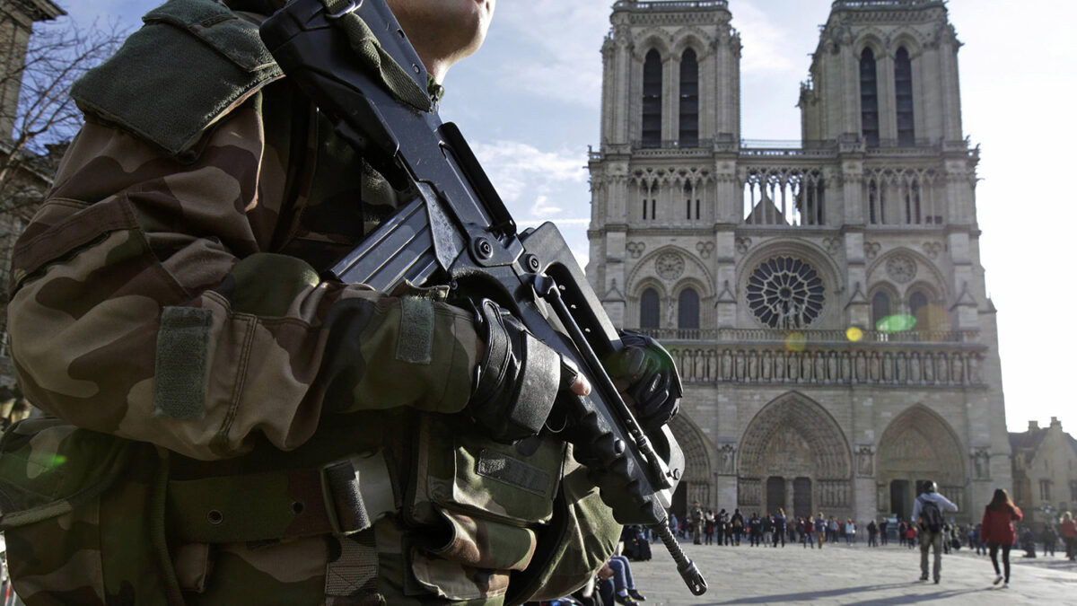 Alarma en París tras hallar un coche con bombonas junto a Notre Dame