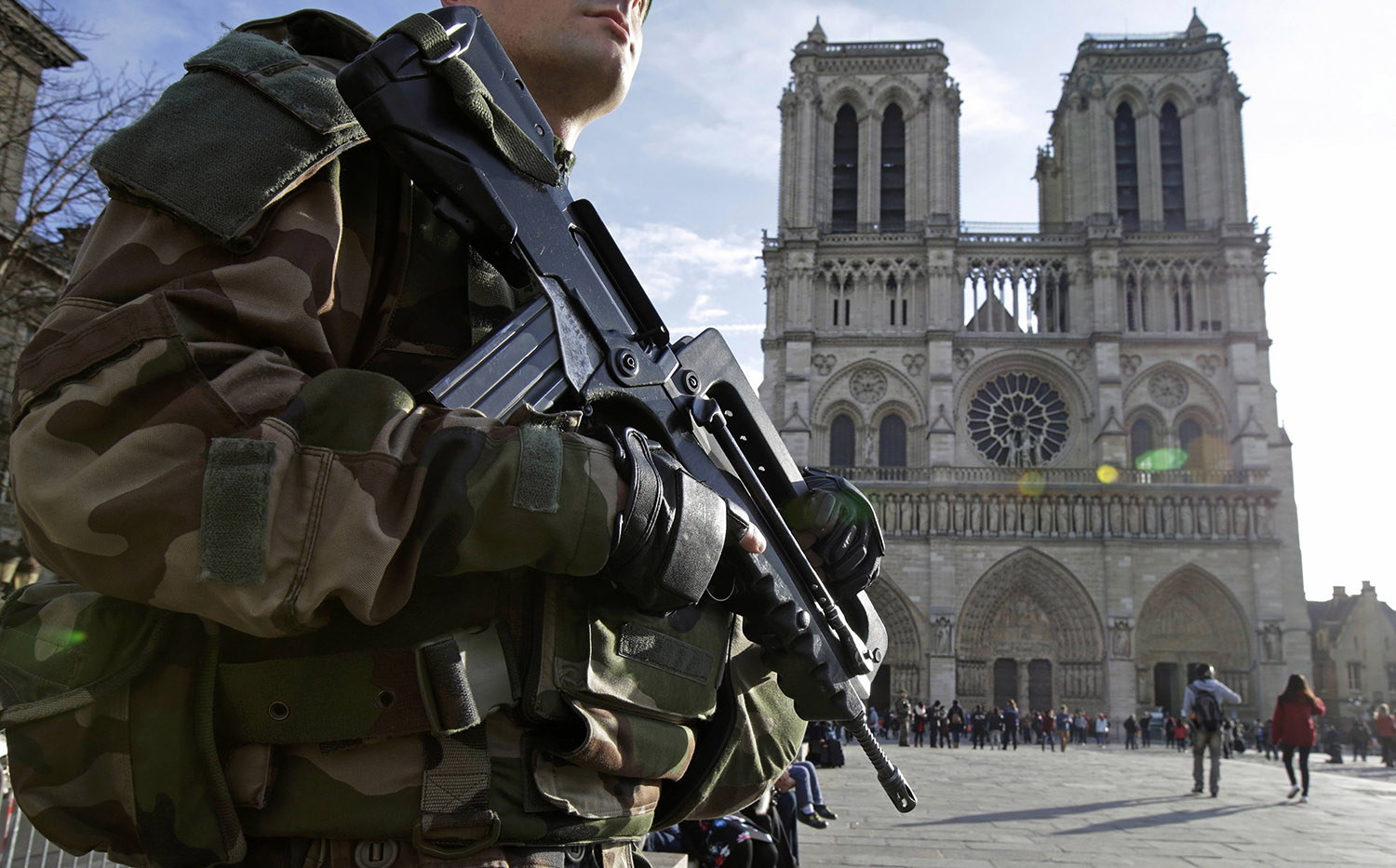 Alarma en París tras hallar un coche con bombonas junto a Notre Dame