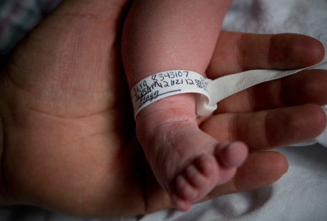 Nace el primer bebé con "tres padres" genéticos
