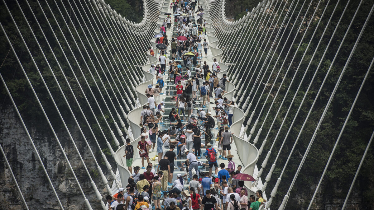 Cierran el puente de cristal más grande del mundo por la afluencia masiva de turistas