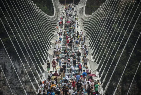 Cierran el puente de cristal más grande del mundo por la afluencia masiva de turistas