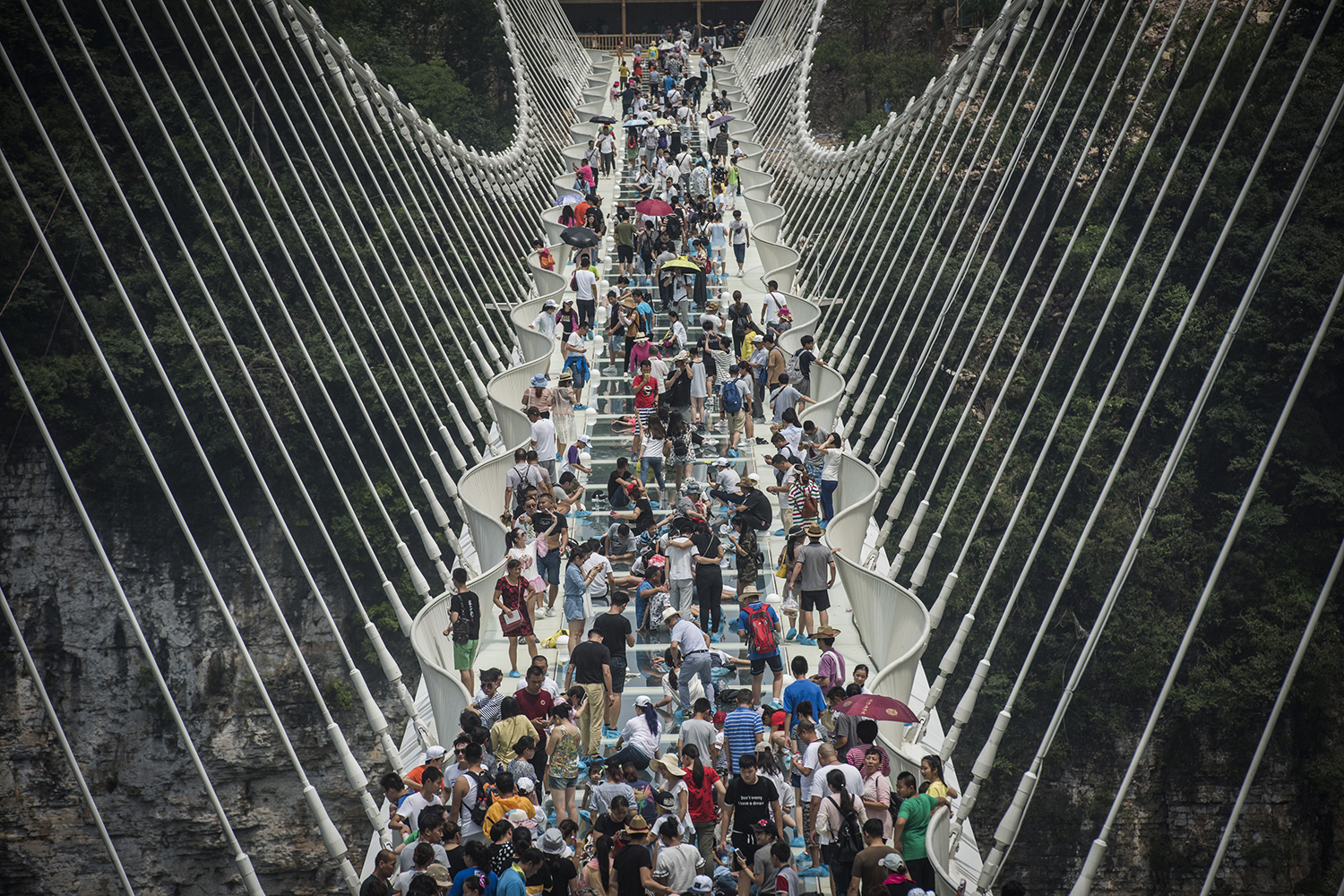 Cierran el puente de cristal más grande del mundo por la afluencia masiva de turistas