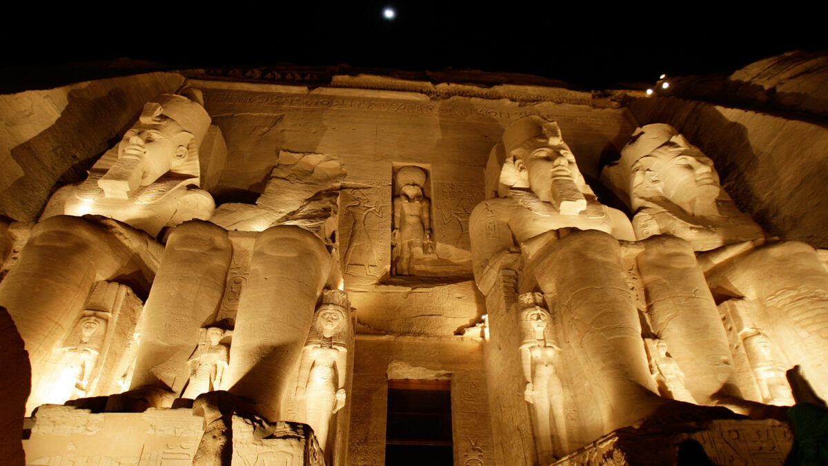 Descubren pruebas de un templo de Ramsés II en un barrio de El Cairo