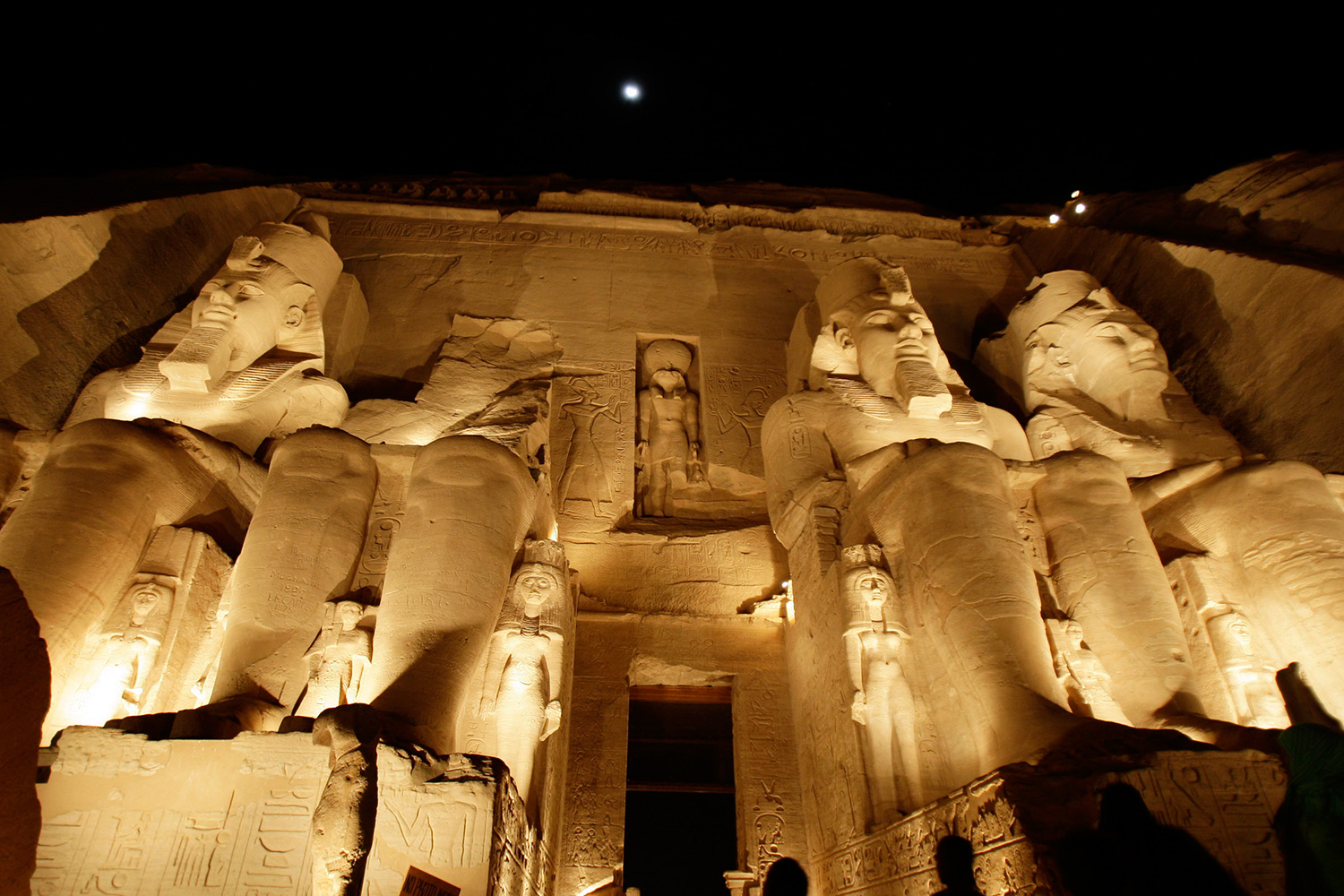 Descubren pruebas de un templo de Ramsés II en un barrio de El Cairo