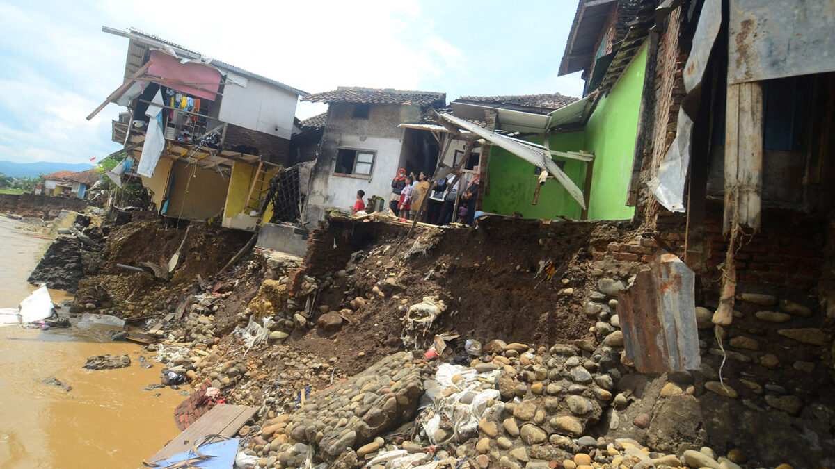 Inundaciones causan 20 muertos y varios desaparecidos en Indonesia