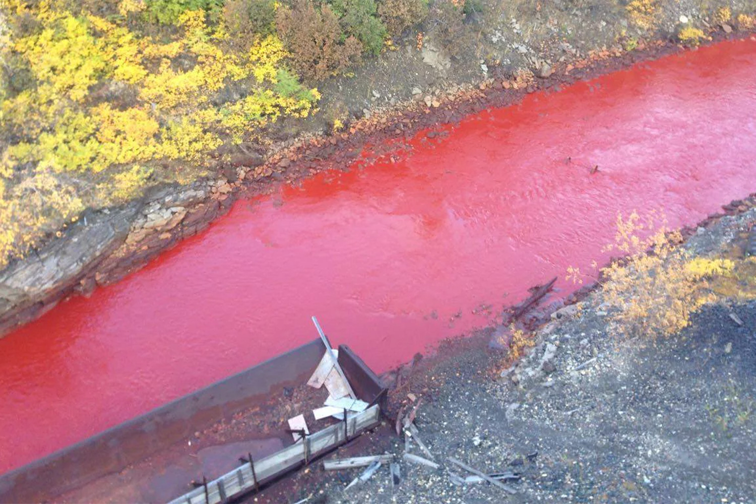 Rusia investiga por qué uno de sus ríos ha aparecido teñido de rojo