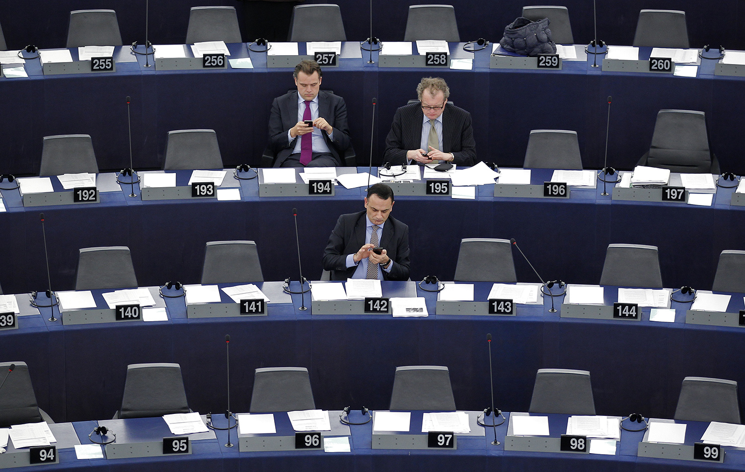Junker rechaza la propuesta de limitar el 'roaming' gratis a 90 días en la UE