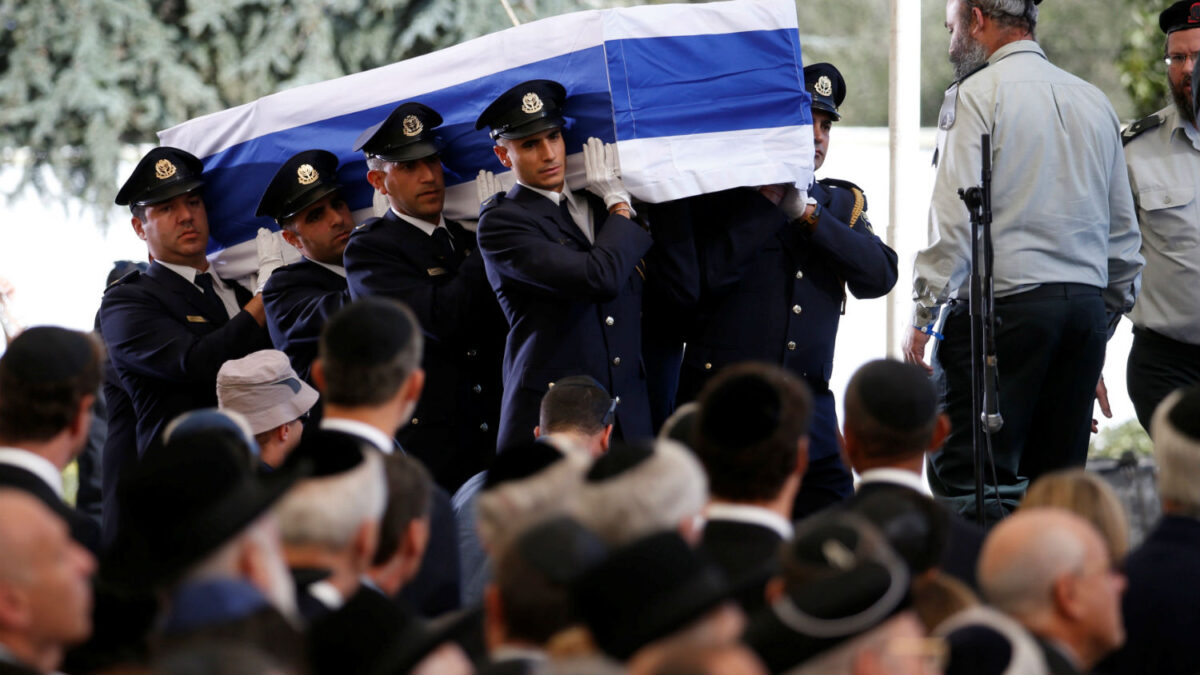 El presidente palestino y Netanyahu se saludan por primera vez en seis años en el funeral de Shimon Peres