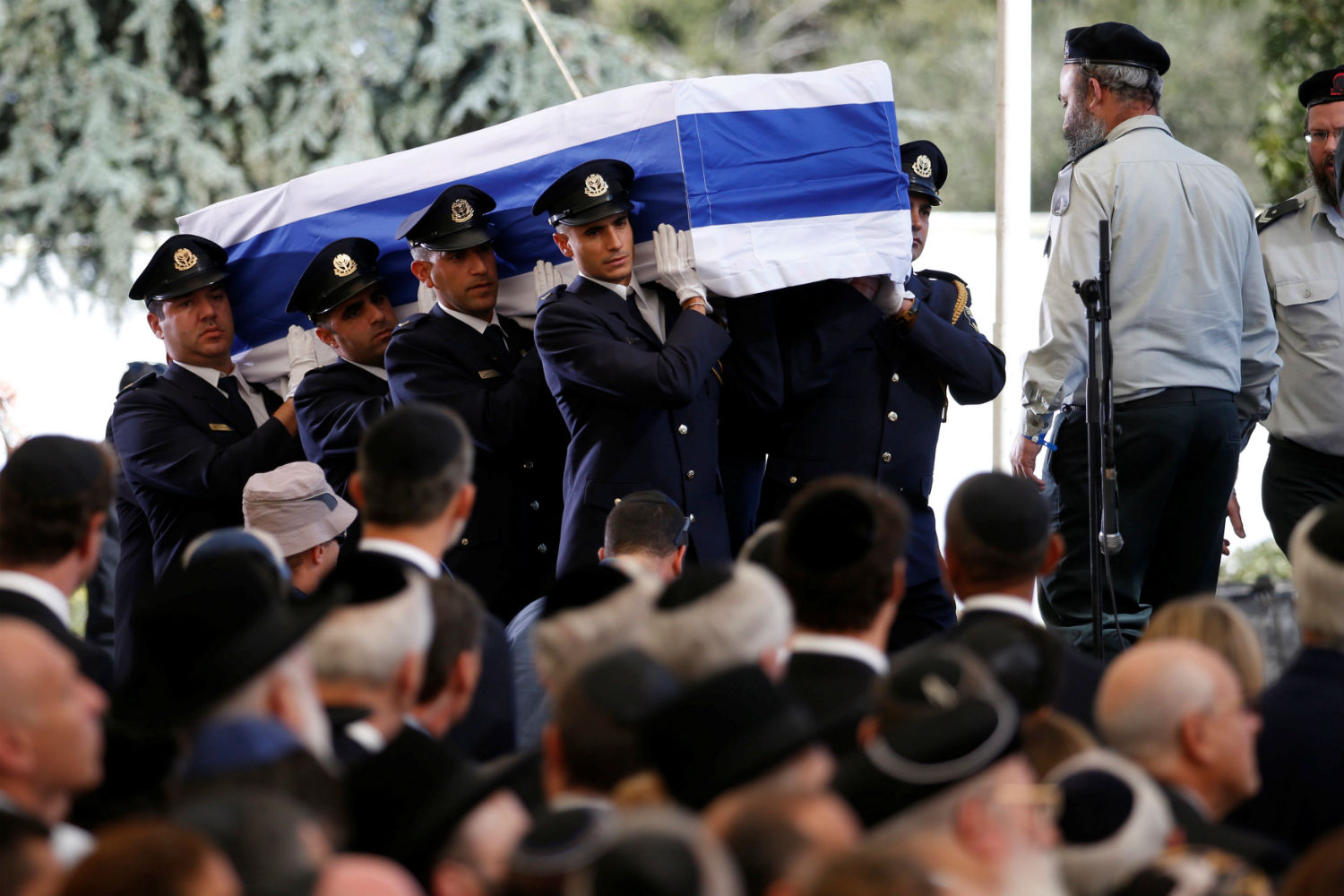 El presidente palestino y Netanyahu se saludan por primera vez en seis años en el funeral de Shimon Peres