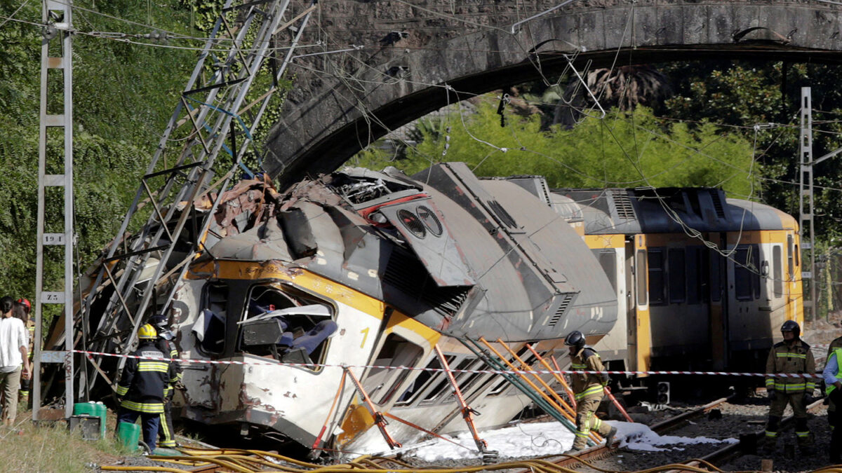 Varios muertos y numerosos heridos al descarrilar un tren en Galicia