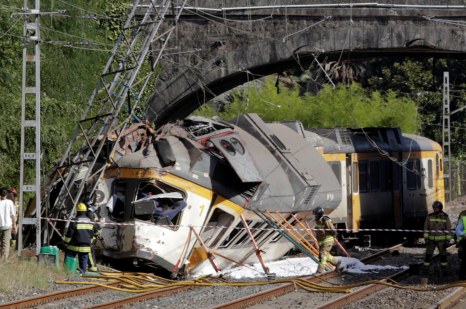 Varios muertos y numerosos heridos al descarrilar un tren en Galicia