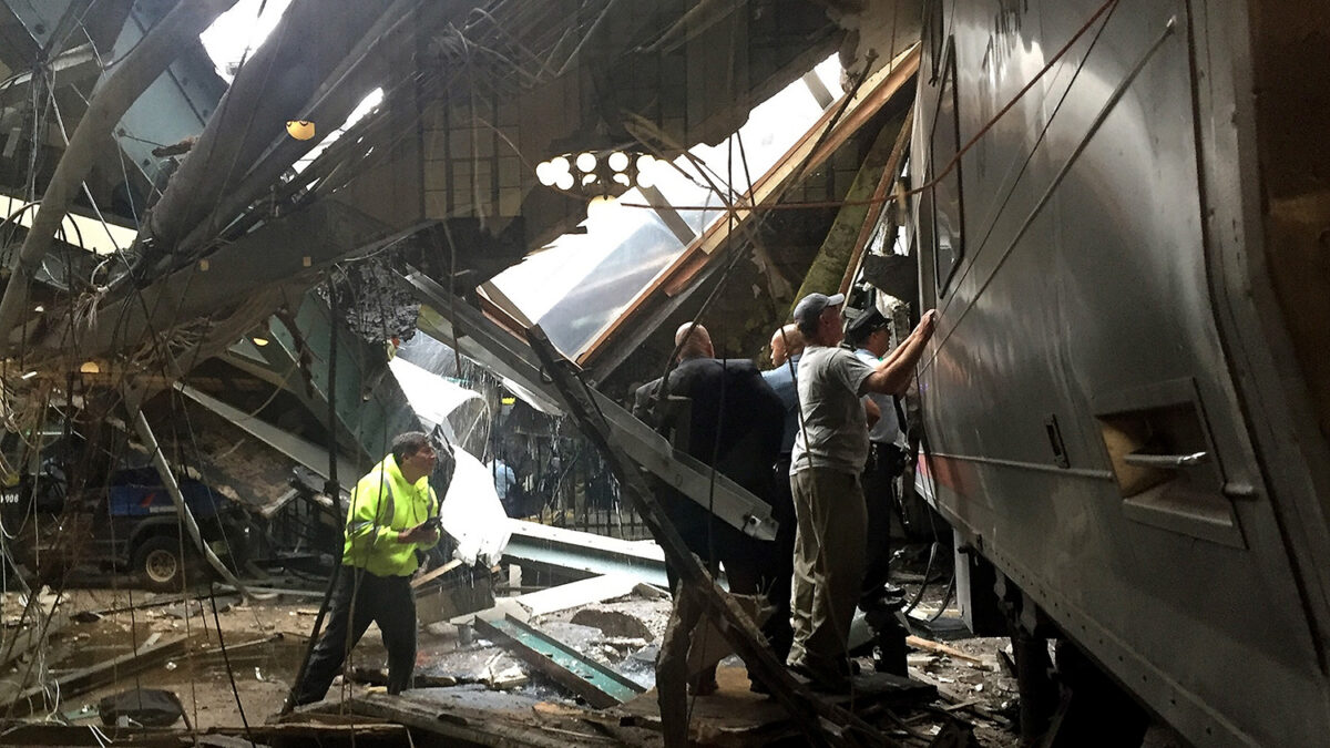 Varios muertos y numerosos heridos al estrellarse un tren contra el edificio de una estación en Nueva Jersey