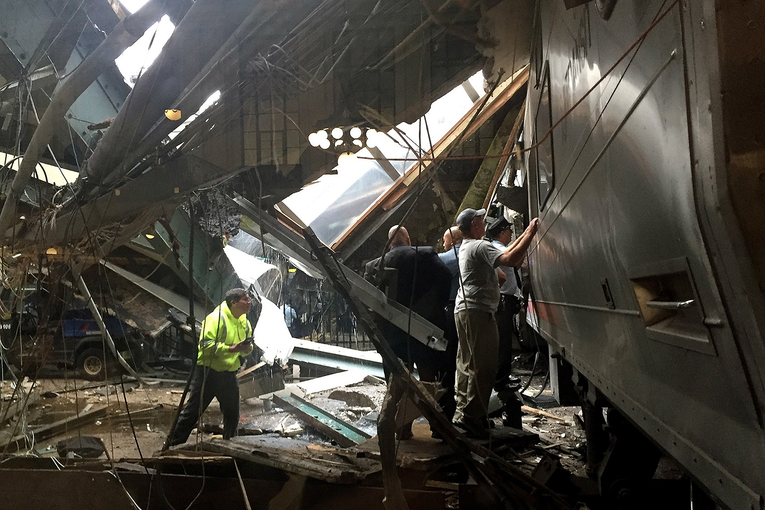 Varios muertos y numerosos heridos al estrellarse un tren contra el edificio de una estación en Nueva Jersey