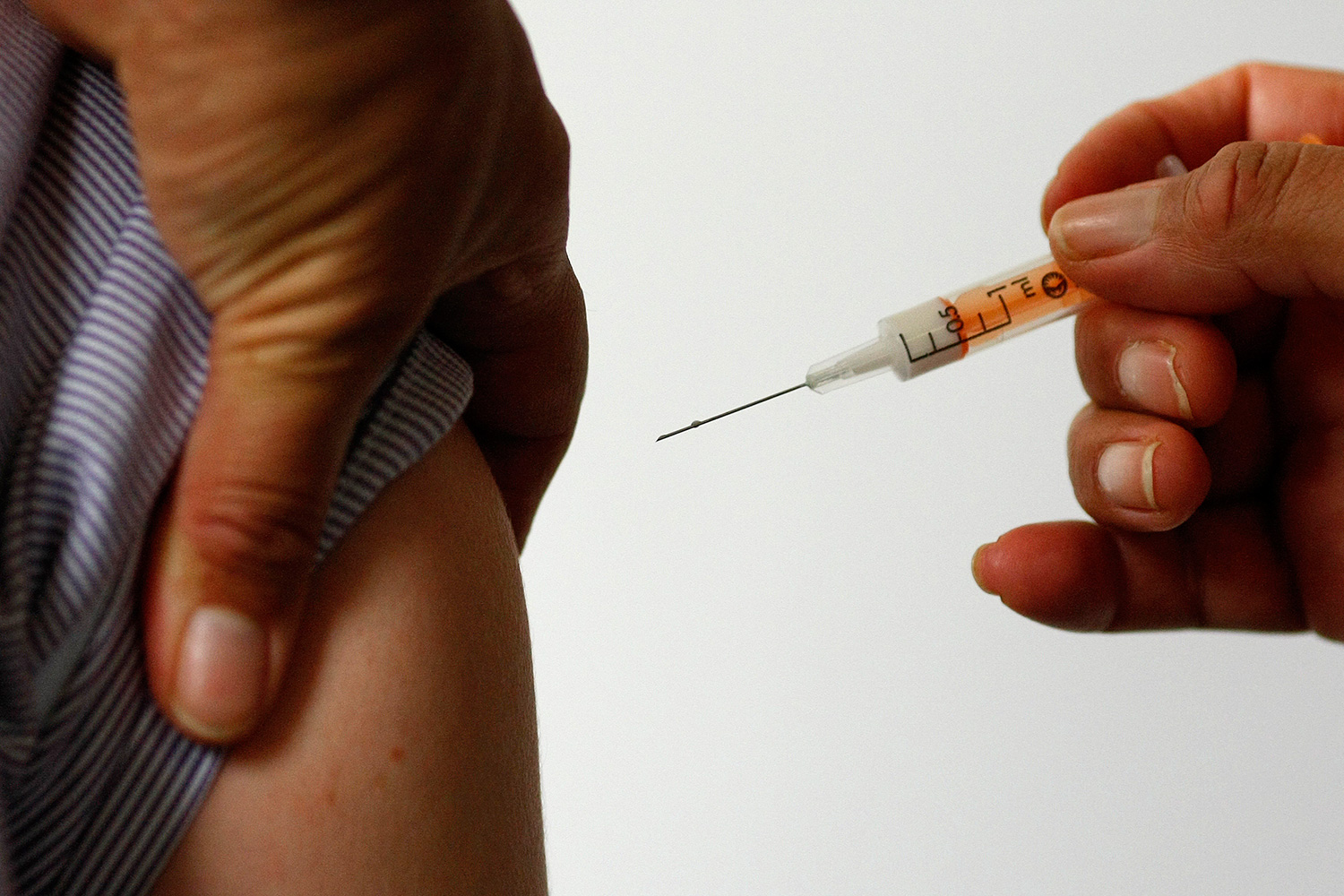 Un médico es acusado de suministrar vacunas infantiles con saliva de gato y vodka