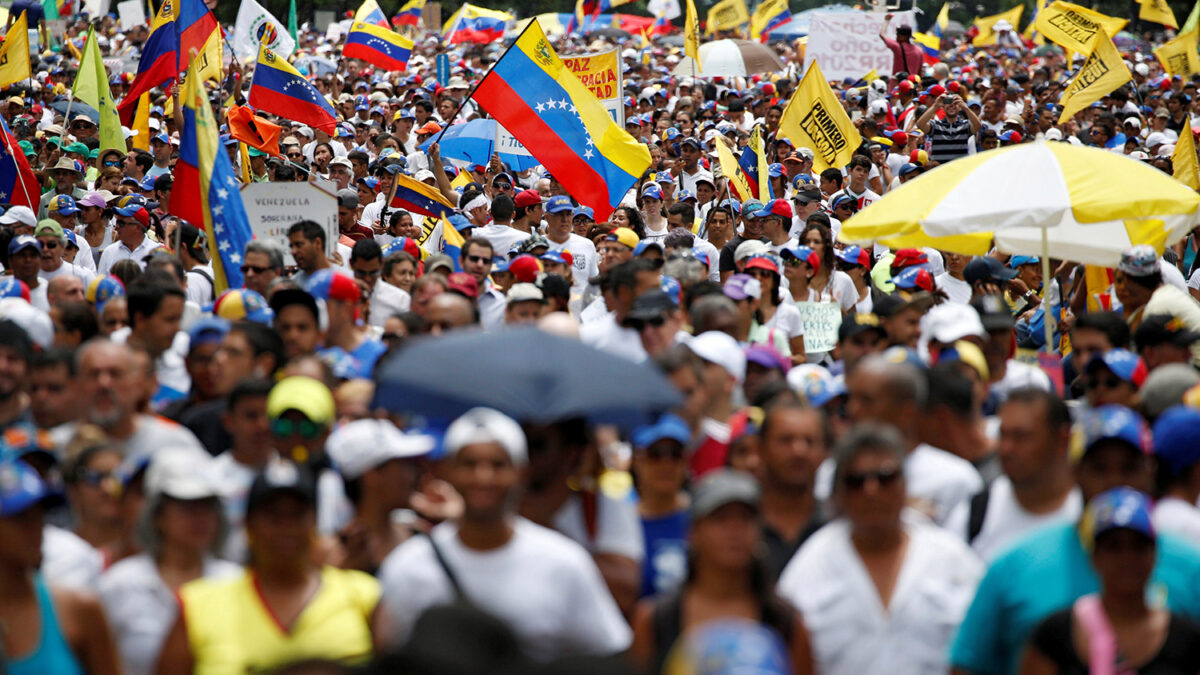 Miles de venezolanos toman las calles de Caracas para exigir el revocatorio de Maduro