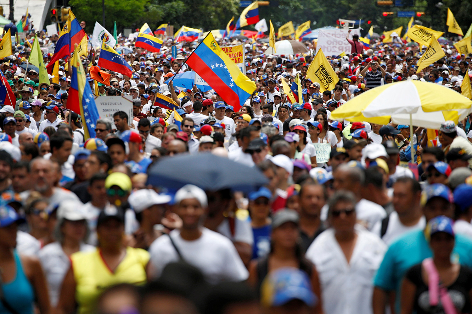 Miles de venezolanos toman las calles de Caracas para exigir el revocatorio de Maduro