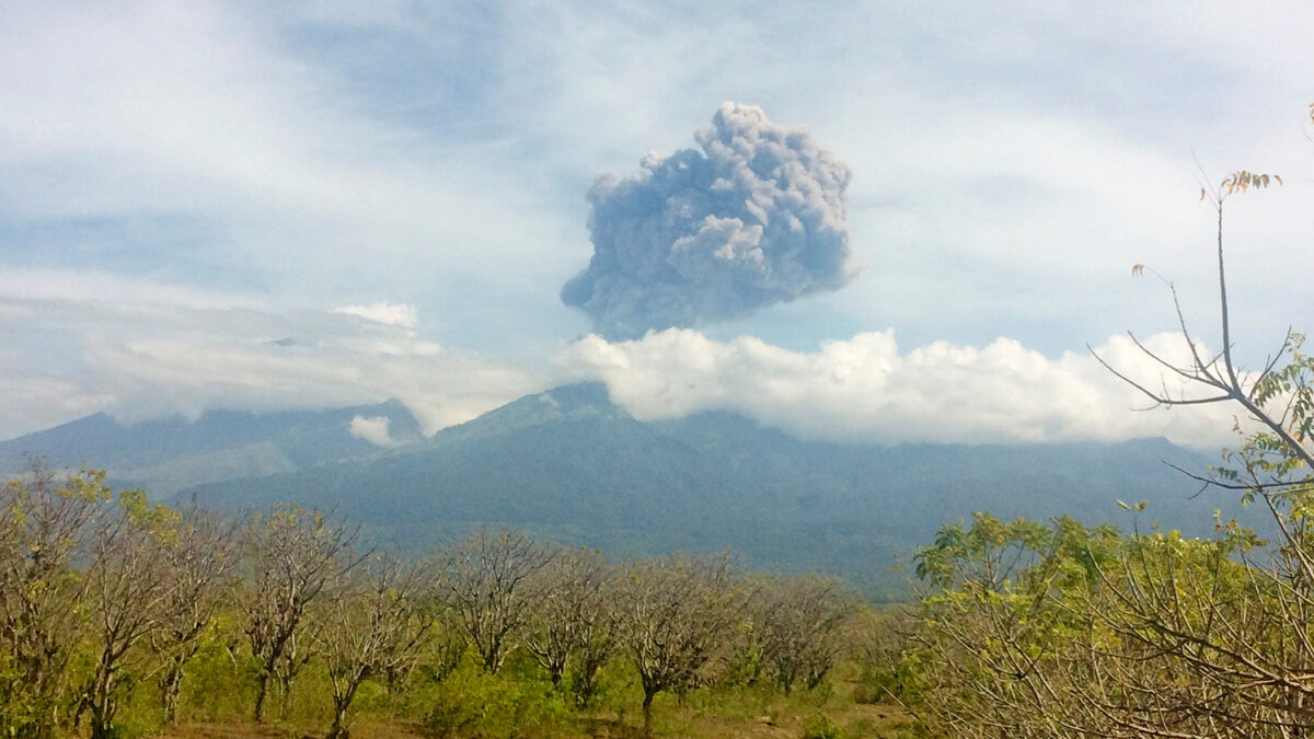 Desaparecidos 400 turistas tras la erupción de un volcán en Indonesia