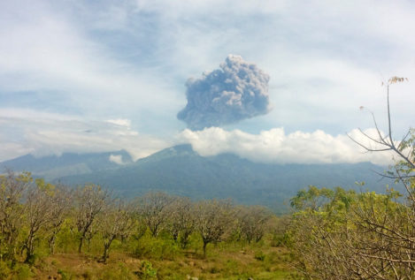 Desaparecidos 400 turistas tras la erupción de un volcán en Indonesia