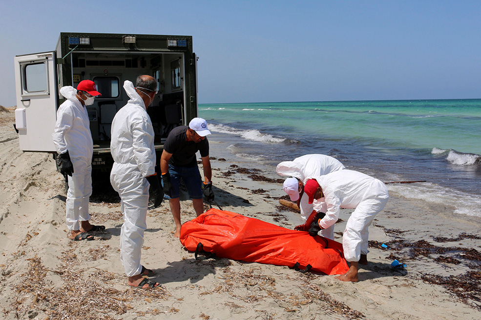 Hallan 16 cadáveres de inmigrantes en una playa de Libia
