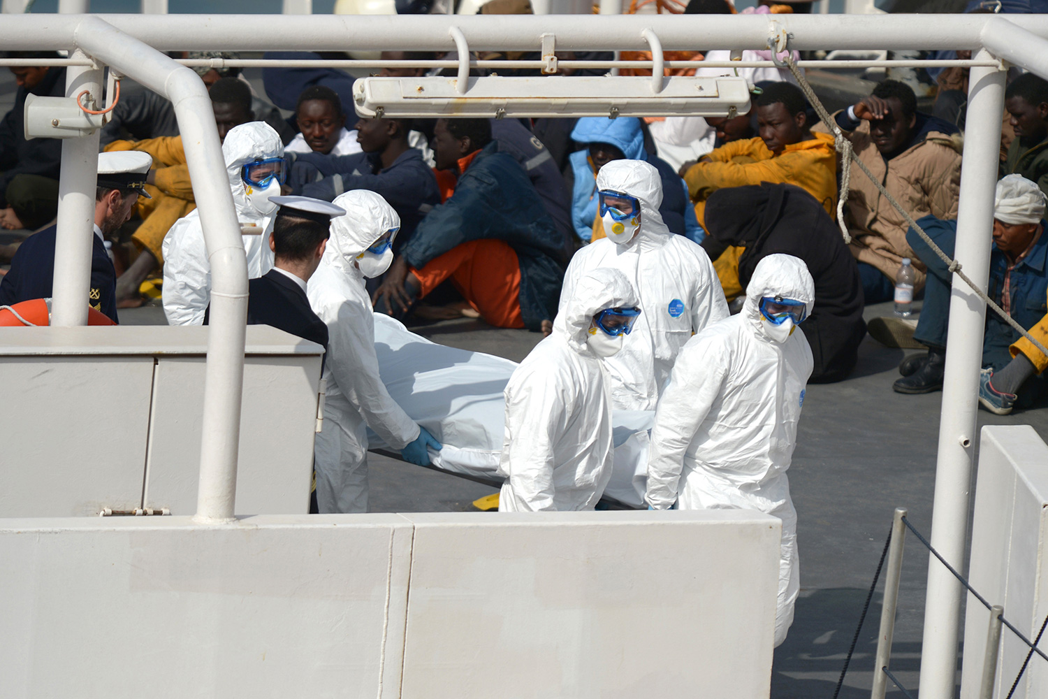 Encuentran los cuerpos sin vida de 29 inmigrantes en un bote de refugiados abarrotado