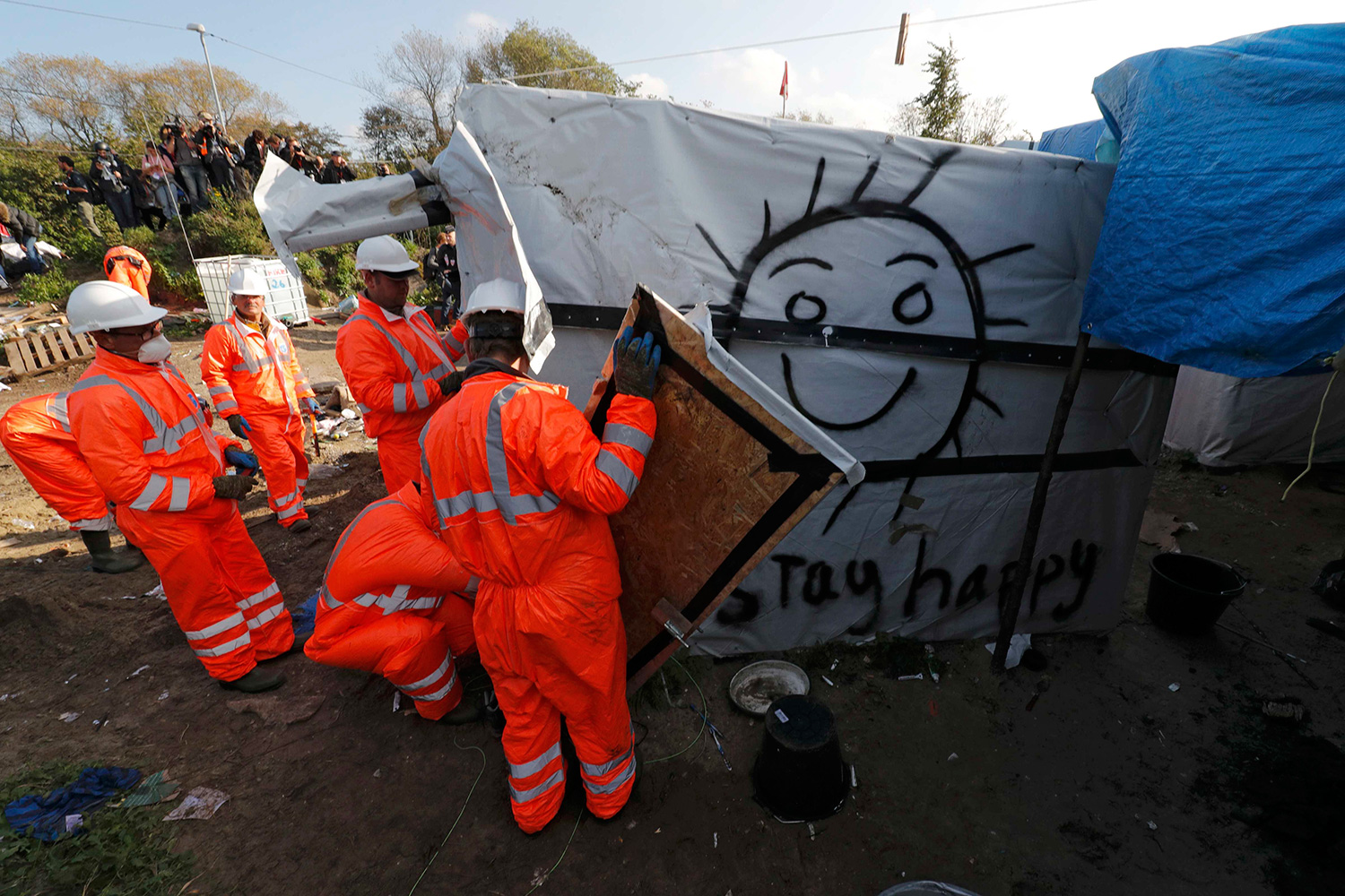 Los obreros comienzan a destruir 'La Jungla' de Calais