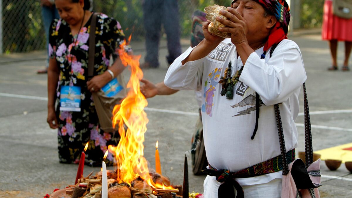 Indígenas de El Salvador exigen sus derechos en el Día de la Hispanidad