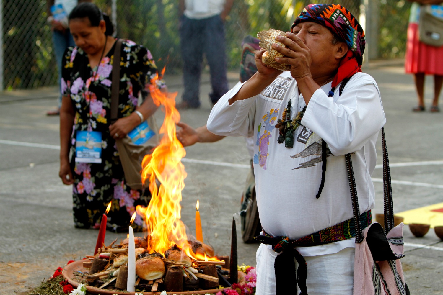Indígenas de El Salvador exigen sus derechos en el Día de la Hispanidad
