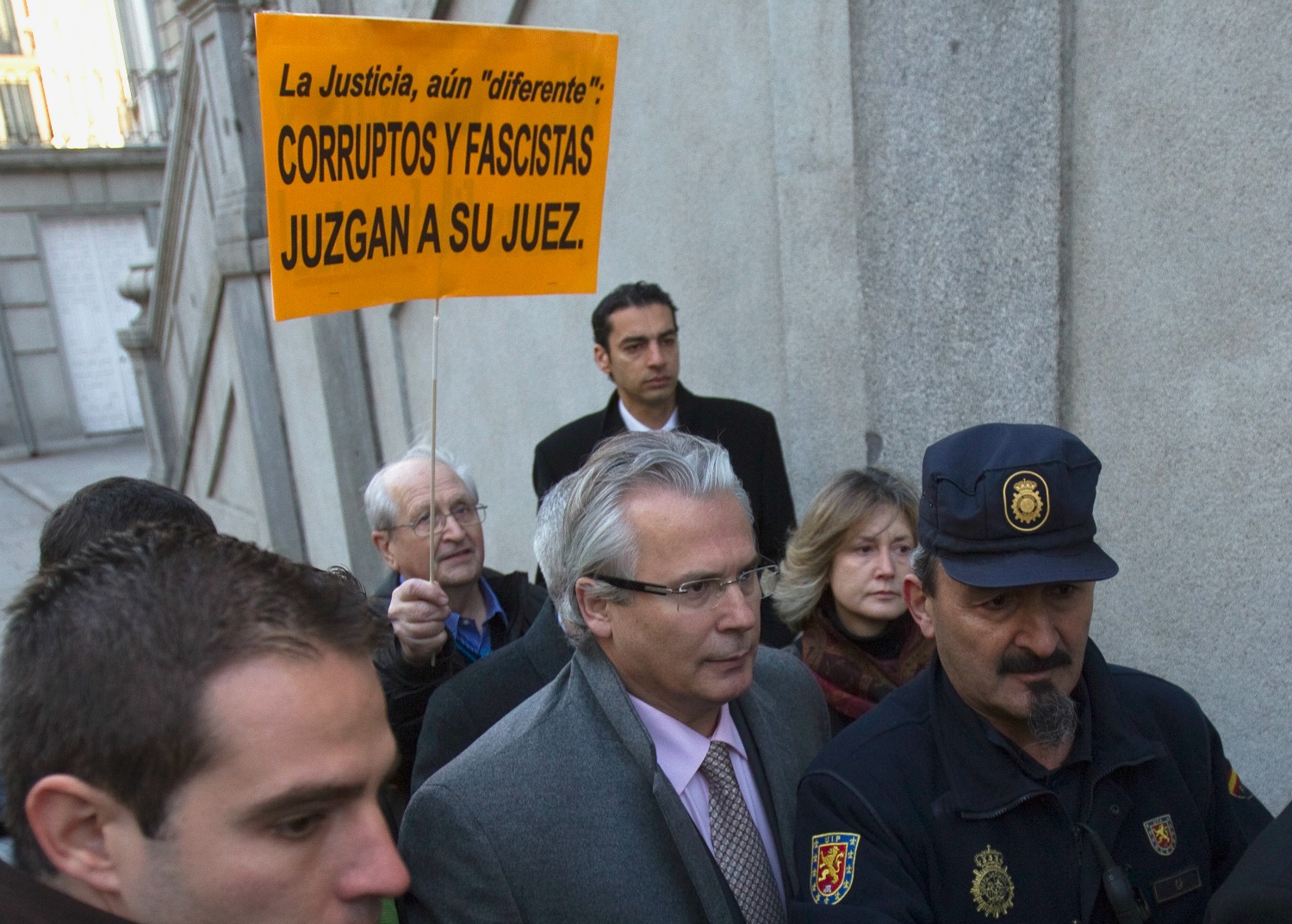 Garzón, a su llegada al Supremo en 2012, en medio de gestos de apoyo. (Autor: Juan Medina/Reuters) 