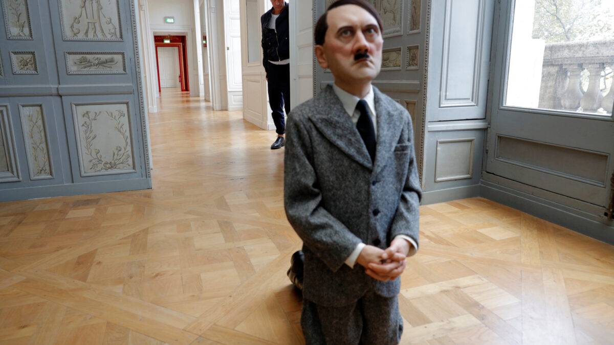 París expone la divertida y polémica obra de Maurizio Cattelan