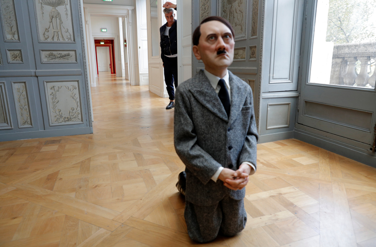 París expone la divertida y polémica obra de Maurizio Cattelan
