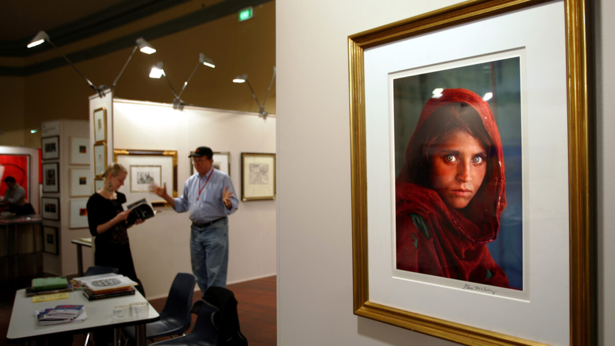 Detenida en Pakistán la niña afgana de ‘National Geographic’ que inmortalizó Steve McCurry