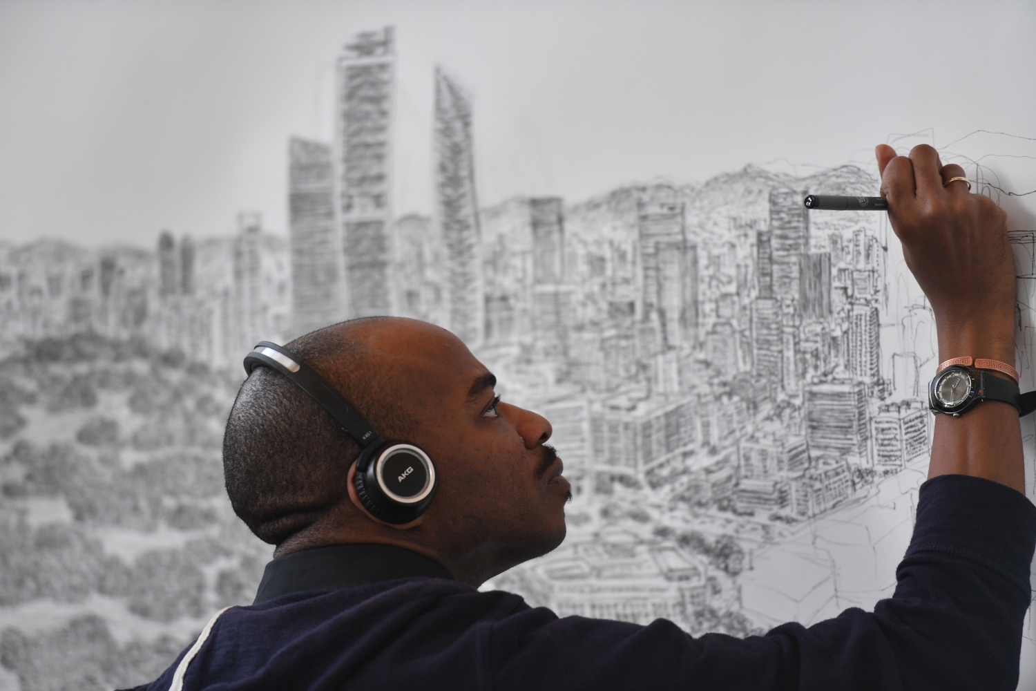 Stephen Wiltshire, el artista con autismo que dibuja megaciudades de memoria