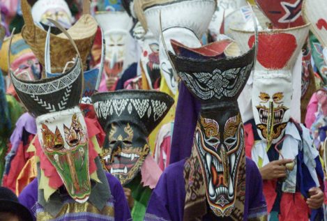 Procesión con música y máscaras en el 'Phi Ta Khon'