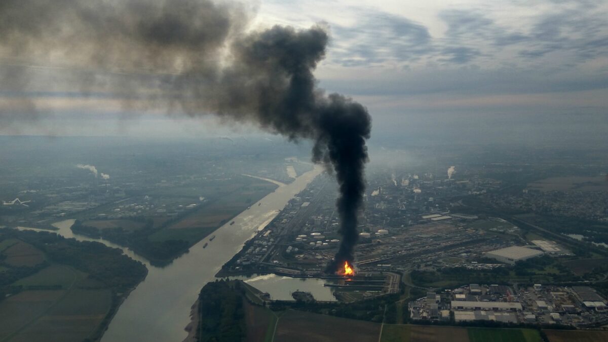 Una fuerte explosión en una planta química aisla a toda una localidad de Alemania