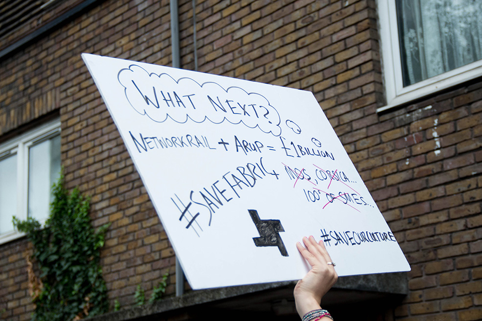 "¿Qué es lo siguiente?", reza una pancarta de la protesta (Foto: Marina Palacios)
