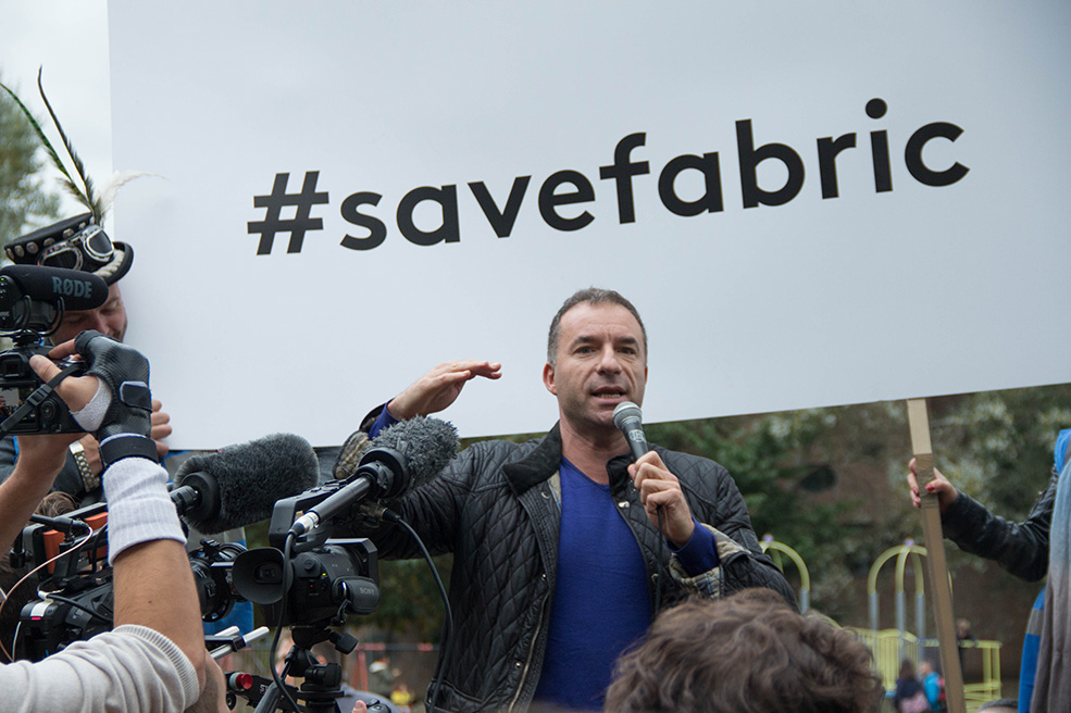 Alan Miller, de la Asociación de Industrias de la Noche, en la marcha #SaveFabric (Foto: Marina Palacios)