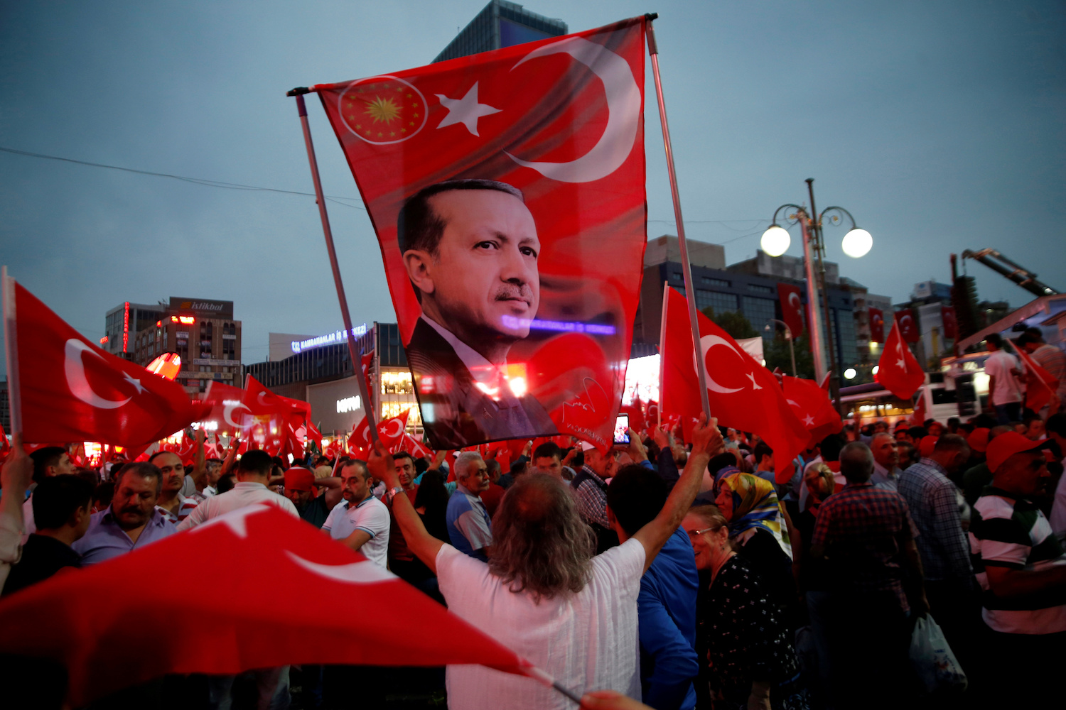 Ankara prohíbe las concentraciones y manifestaciones públicas