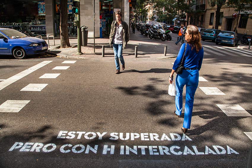Versos de la micropoetisa Ajo en las calles madrleñas. (Foto: Boa Mistura)