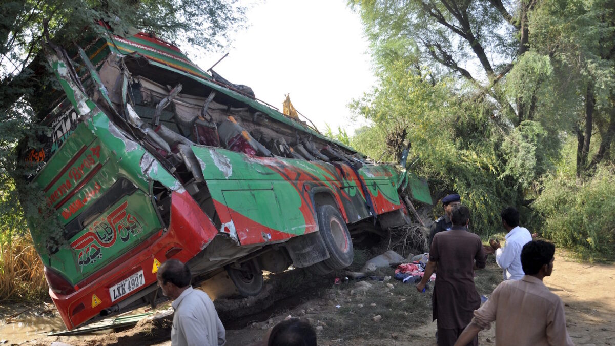 Más de 25 muertos tras colisionar dos autobuses en Pakistán