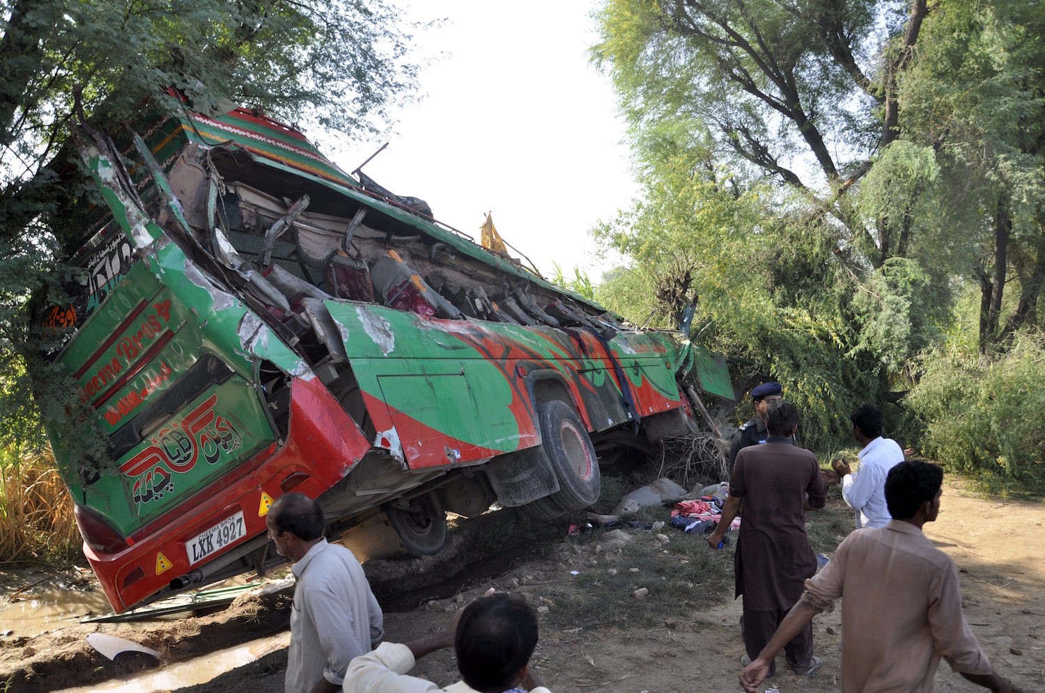 Más de 25 muertos tras colisionar dos autobuses en Pakistán