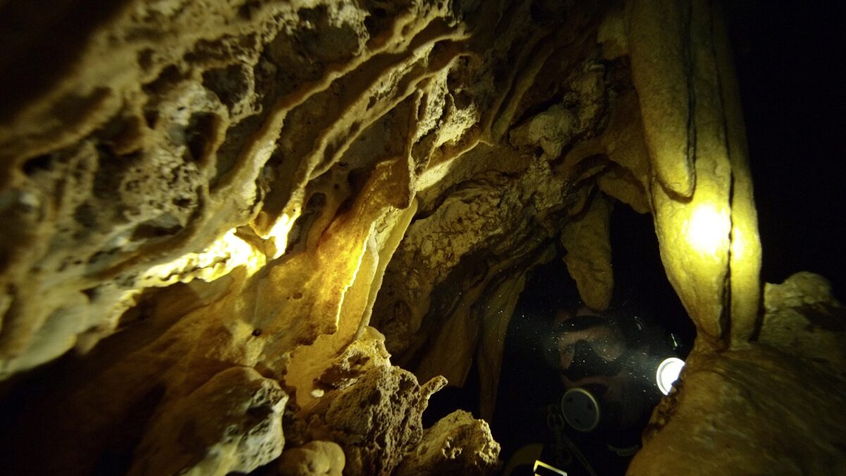 Encuentran la cueva submarina más profunda del mundo