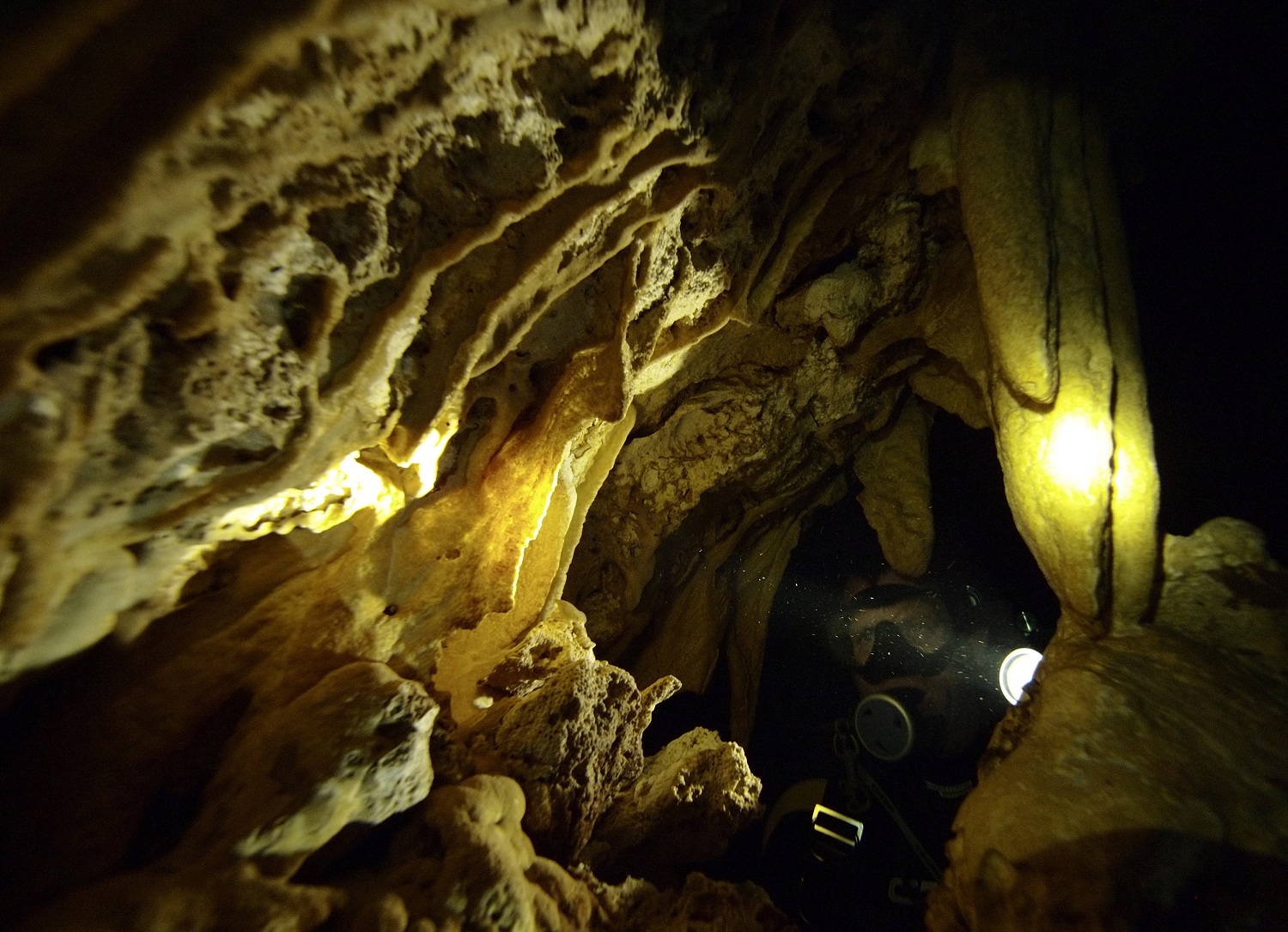 Encuentran la cueva submarina más profunda del mundo