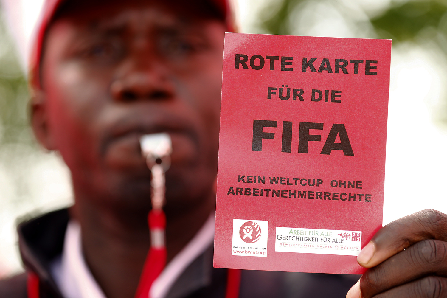 Demandan a la FIFA por supuesta explotación laboral