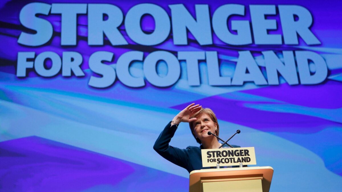 Sturgeon reta a May con una nueva consulta de independencia en Escocia