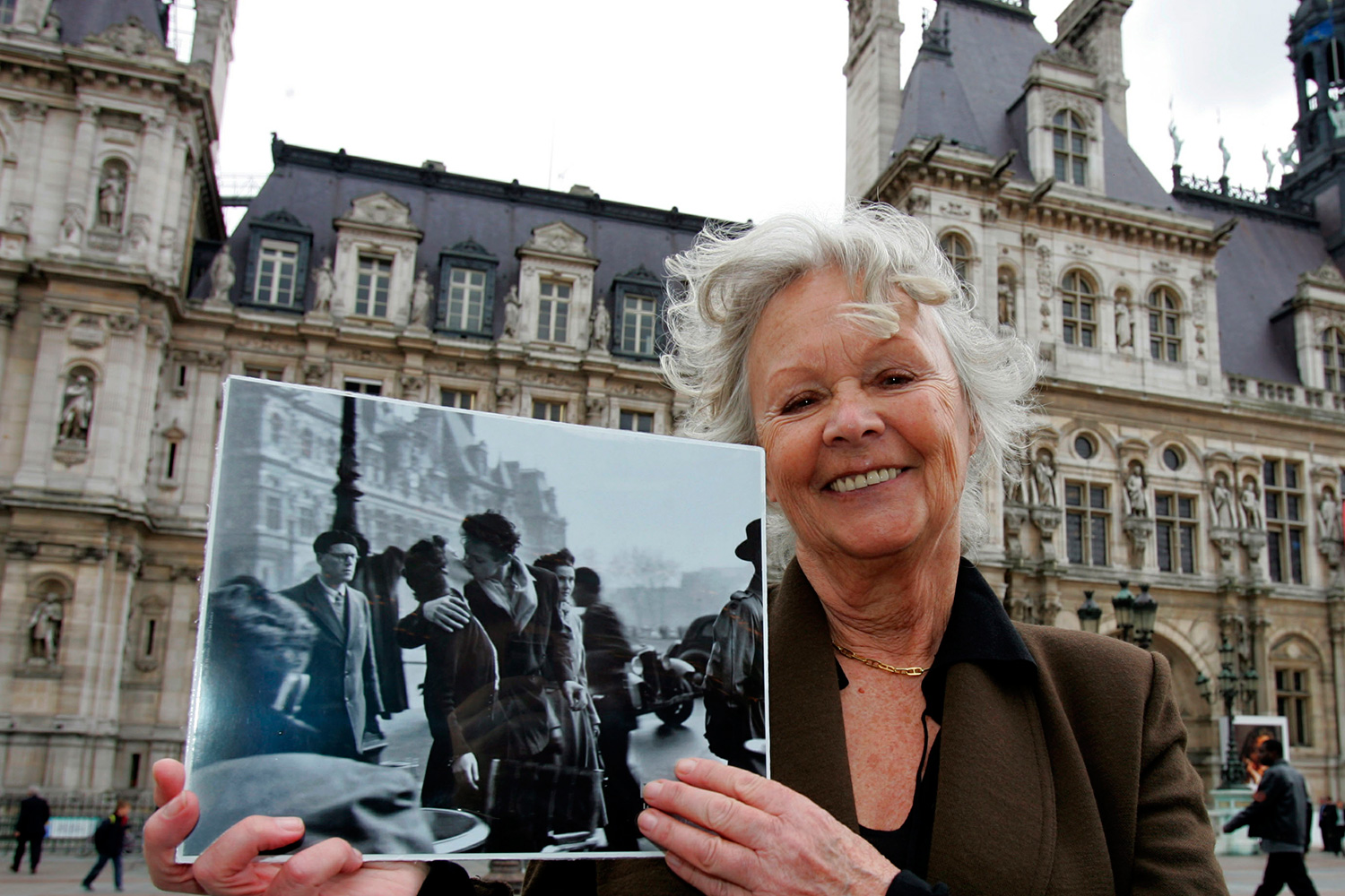 Françoise Bornet, actriz que aseguraba ser la protagonista de la foto más famosa de Doisneau, posaba en 2005 con la instantánea. (Foto: Philippe Wojazer / Reuters)