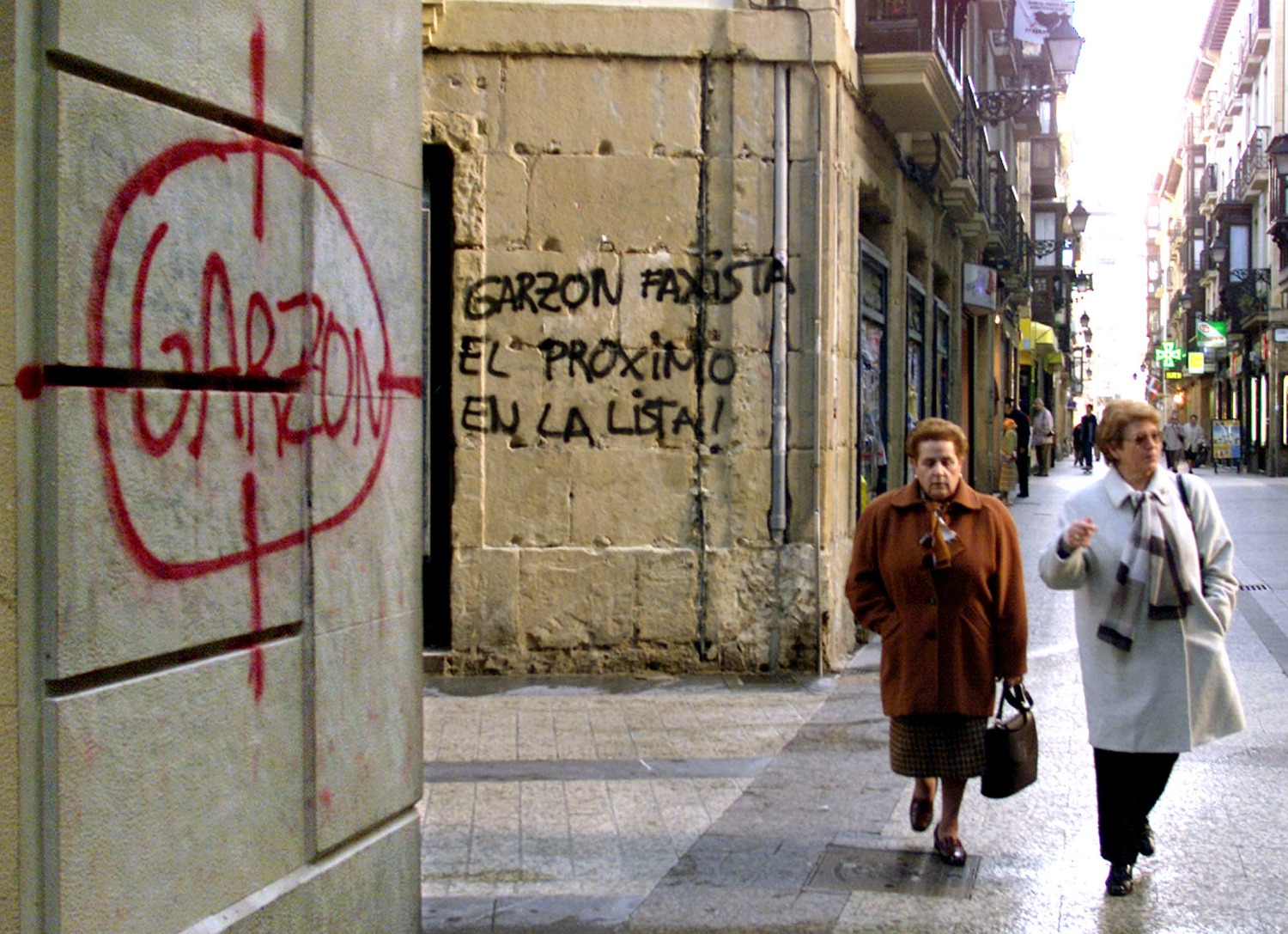 Pintadas en San Sebastián de ETA amenazando de muerte a Garzón (Autor: Pablo Sánchez/Reuters)
